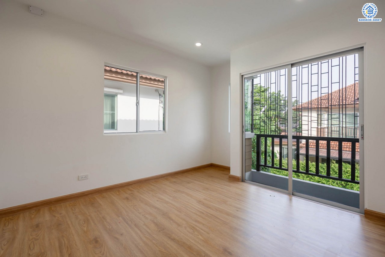 บ้านมือสองตกแต่งใหม่ ม.เดอะไพรเวซี่ ไพร์มเพลส รัตนาธิเบศร์-บางใหญ่ พื้นที่กว้างกว่า 39 ตร.ว. รองรับทุกความสุข ฟังก์ชัน 3 ห้องนอน 2 ห้องน้ำ จอดรถได้ 1 คัน บนทำเลเดินทางสะดวก เชื่อมต่อหลายเส้นทาง ใกล้รถไฟฟ้า "สถานีบางพลู"